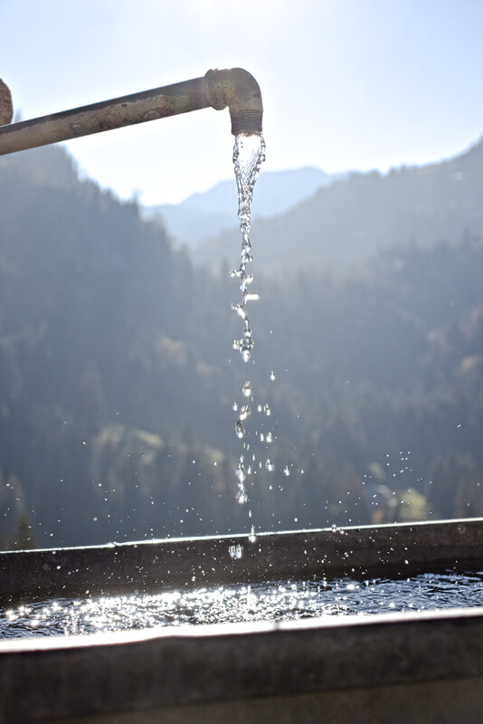 Brunnen mit Wasser in den Bergen
